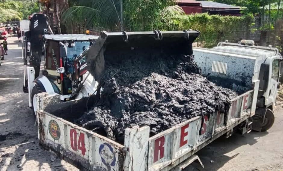 Bacolod removes 45 tons of silt from Banago River